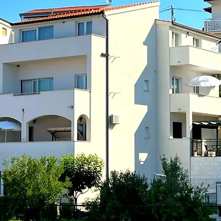 Dinko Apartmán *